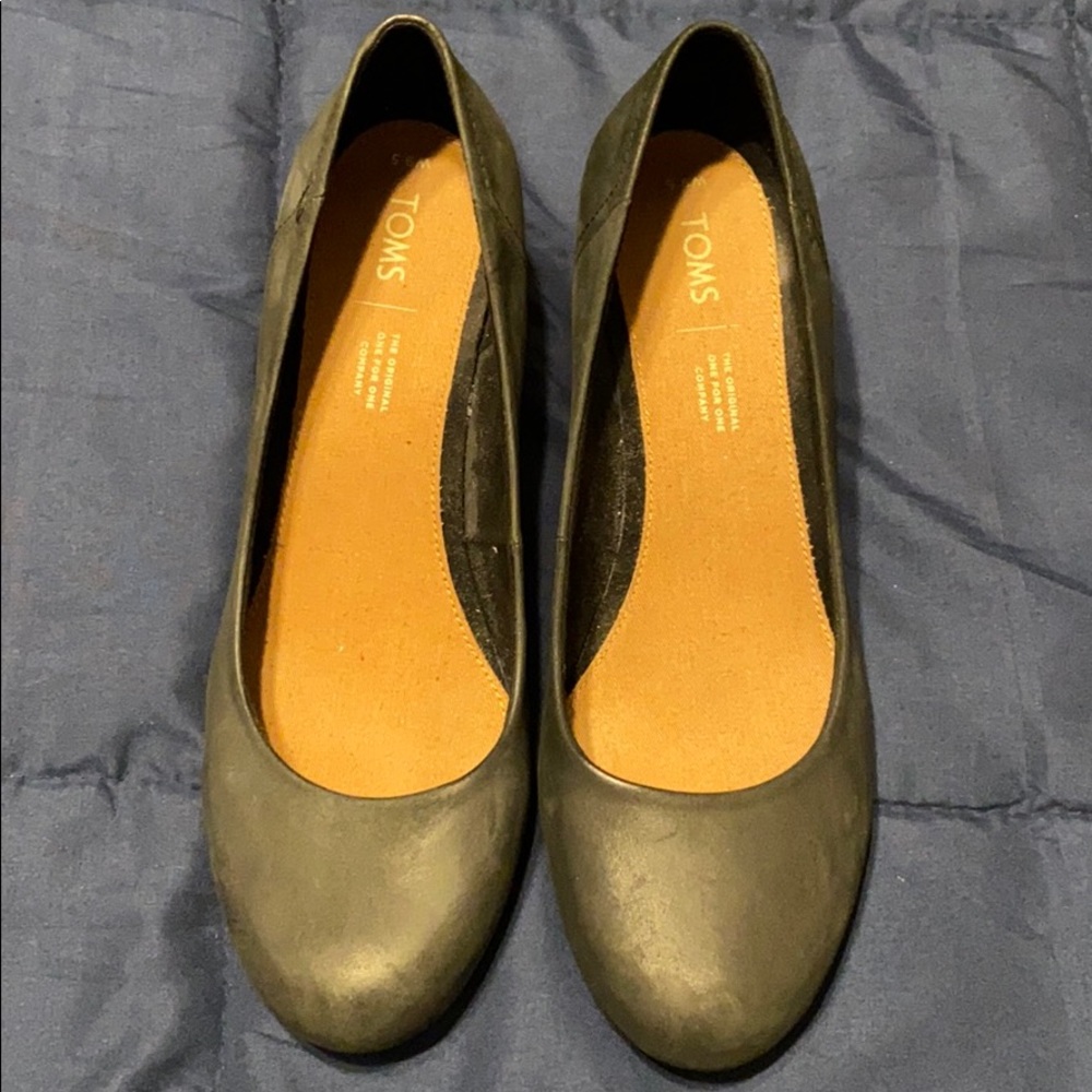 BRAND NEW TOMS
